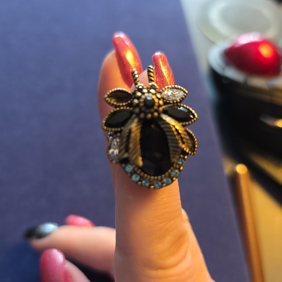 Heidi Daus Gold Tone Black Bee Statement Ring Size 6 (READ) /300 - Picture 8 of 9